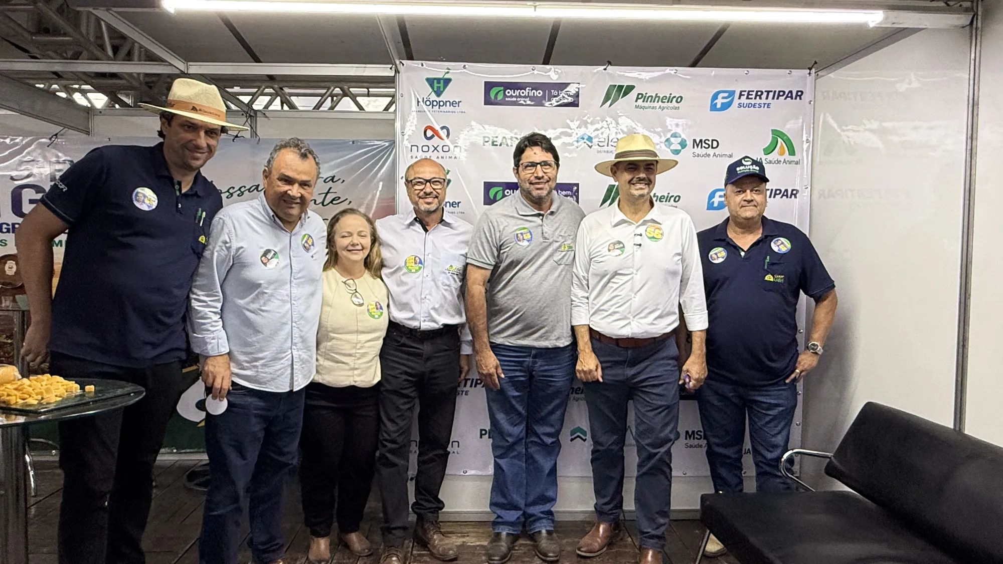 Convidados reunidos no estande da COOP GBH na 5ª EXPOGBH