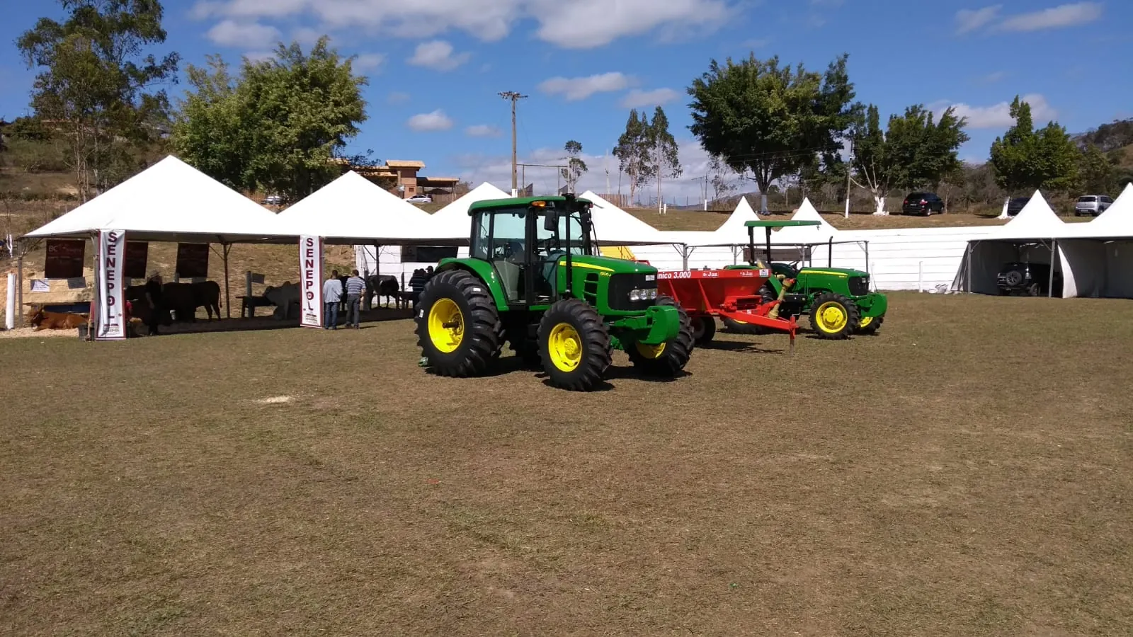 Tratores em exposição no gramado da feira
